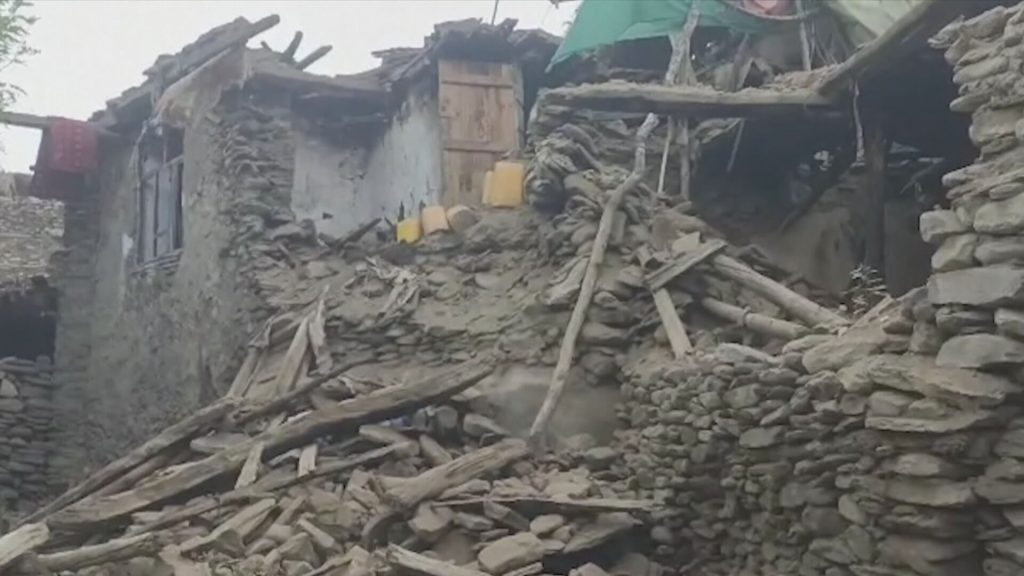 Ξεπερνούν τους 800 οι νεκροί από τον ισχυρό σεισμό στο Αφγανιστάν