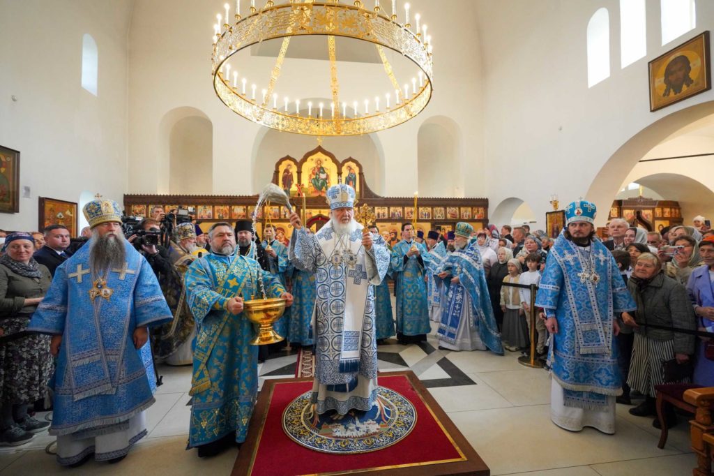 В праздник Рождества Пресвятой Богородицы Святейший Патриарх Кирилл освятил храм свв. Петра и Февронии Муромских в Марьине г. Москвы и совершил Литургию в новоосвященном храме