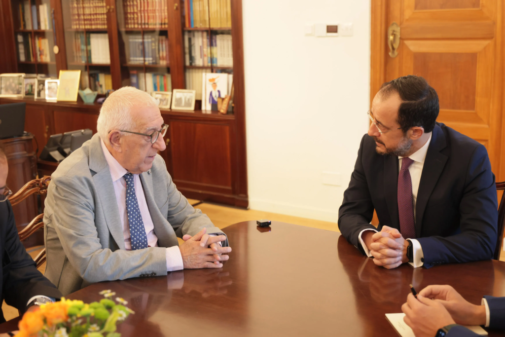 Σημαντική η κινητικότητα στο Κυπριακό μετά από χρόνια, λέει ο Νίκος Χριστοδουλίδης υποδεχόμενος τον Κακλαμάνη