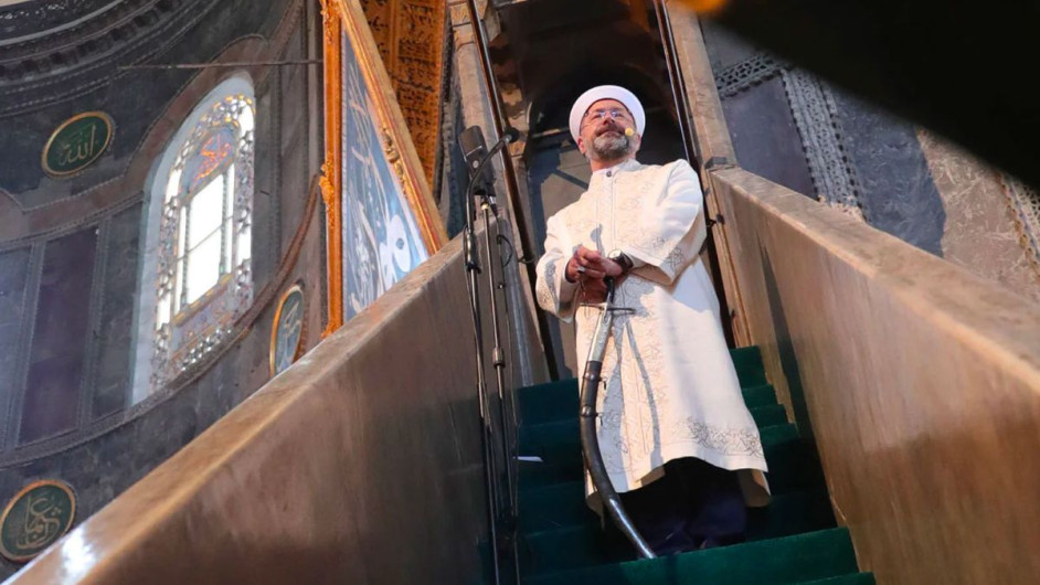 Ο Ερντογάν “αποκεφάλισε” τον διευθυντή Θρησκευτικών Υποθέσεων της Τουρκίας, Αλί Ερμπάς, που είχε εμφανιστεί με σπαθί στην Αγιά Σοφιά