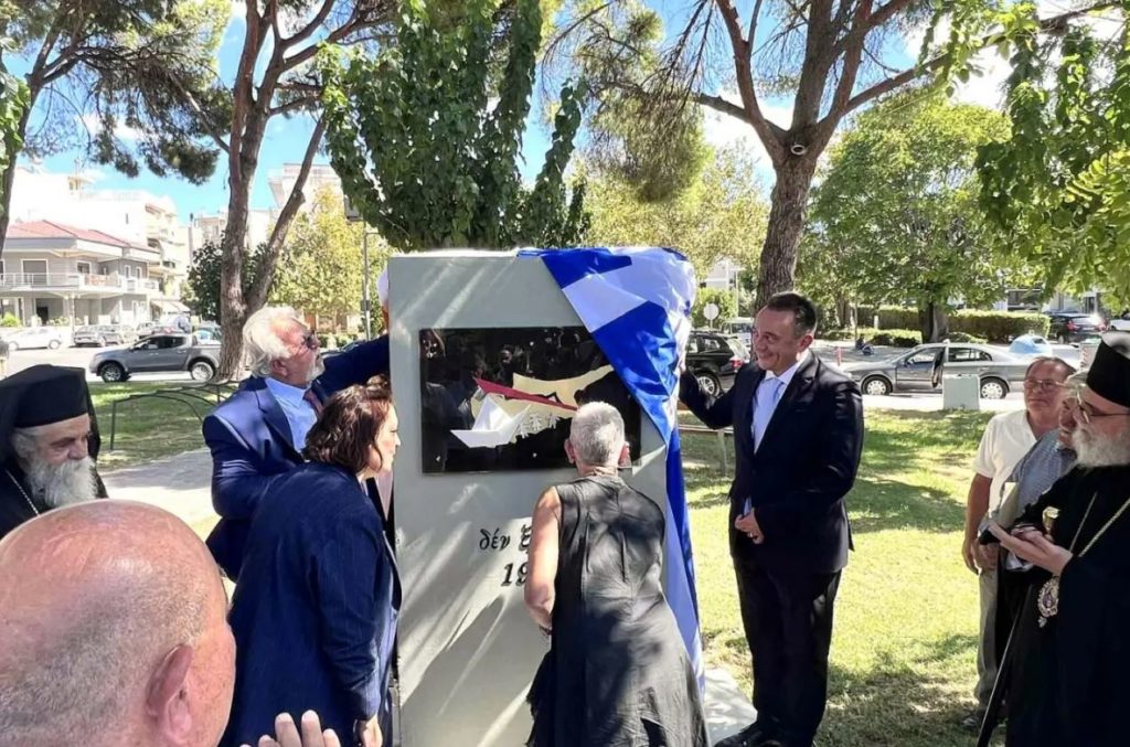 Αποκαλυπτήρια της μνημειακής στήλης στην Αμαλιάδα για τα ασυνόδευτα προσφυγόπουλα της Κύπρου