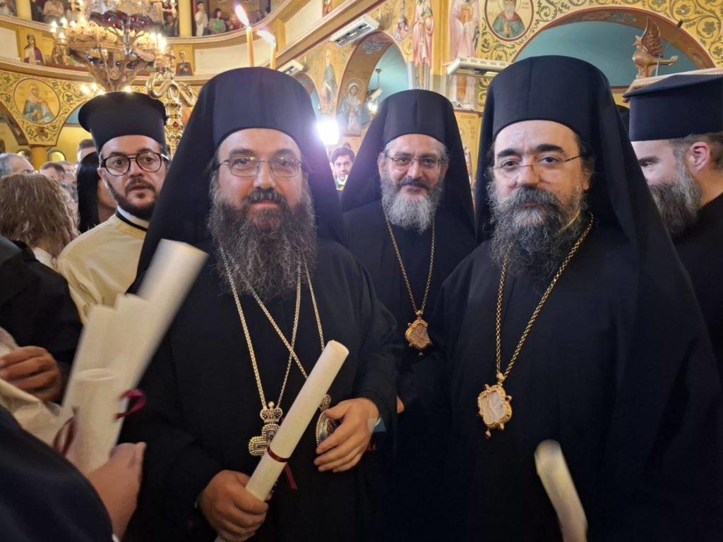 Ο Μητροπολίτης Καστορίας Καλλίνικος με μέλη του ποιμνίου του στην Ενθρόνιση του νέου Μητροπολίτου Κορυτσάς