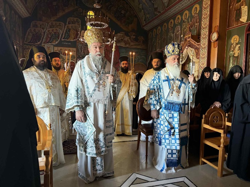 Δισαρχιερατική Θεία Λειτουργία στην Ιερά Μονή Οσίου Παταπίου Λουτρακίου