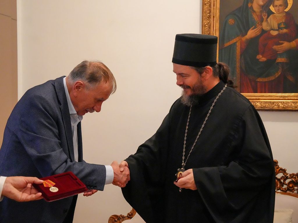 Η Σερβική Εκκλησία παρασημοφόρησε τον Ρώσο απόστρατο Στρατηγό Βλ. Ισμαήλοφ