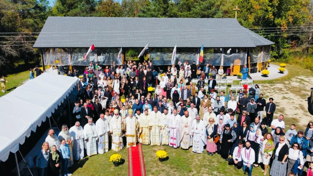 Mitropolitul sârb al Canadei și Episcopul Ioan Casian au sfințit altarul exterior al Mănăstirii Mono