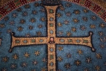 Το αναλλοίωτο ξύλο του Σταυρού το οποίο μοιράστηκε σε όλο τον κόσμο!