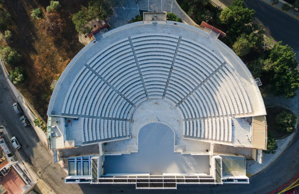 Φιλανθρωπική συναυλία της Ιεράς Μητροπόλεως Πειραιώς με τον Θοδωρή Φέρρη στο Βεάκειο Θέατρο