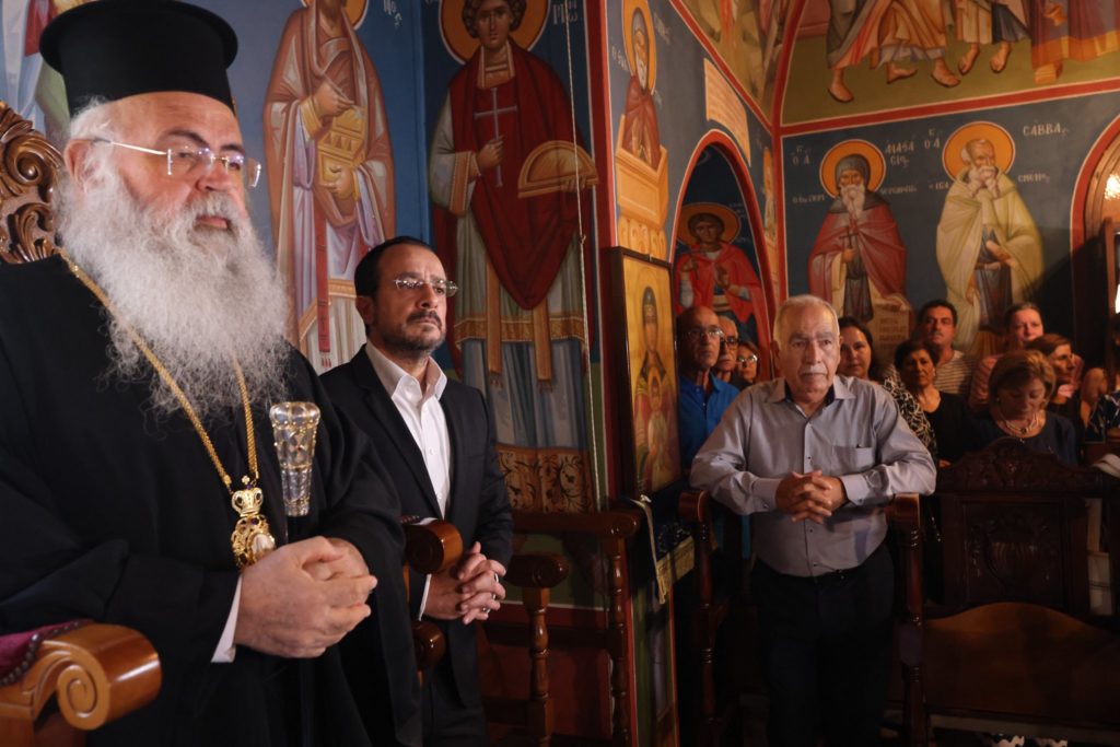 Ο Αρχιεπίσκοπος Γεώργιος και ο Νίκος Χριστοδουλίδης στο τρισάγιο στη μνήμη των θυμάτων της αεροπορικής τραγωδίας «Ήλιος»