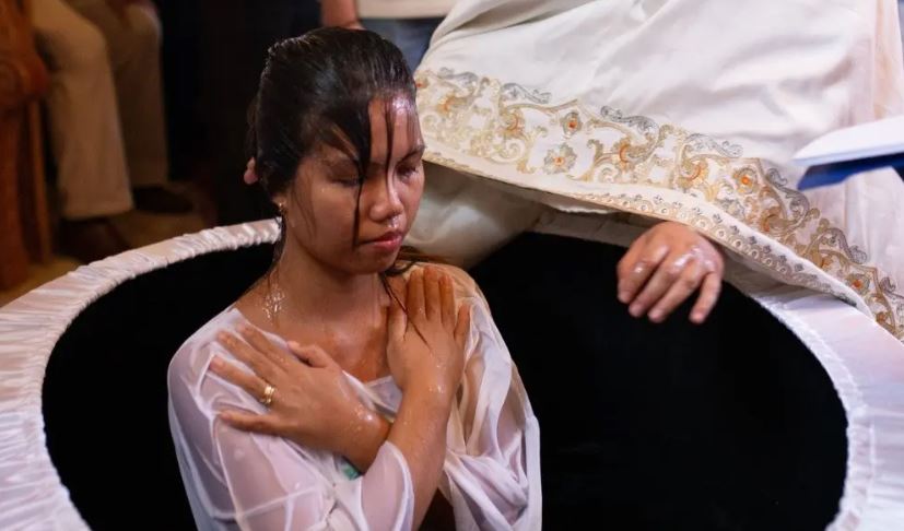 Mărturia unei tinere filipineze după ce a fost încreștinată: „L-am simțit pe Dumnezeu cum m-a prins de mână în apa botezului!”