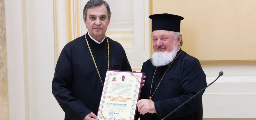 Părintele Mihai Hau, distins cu Ordinul „Sfântul Apostol Andrei” pentru patru decenii puse în slujba Bisericii