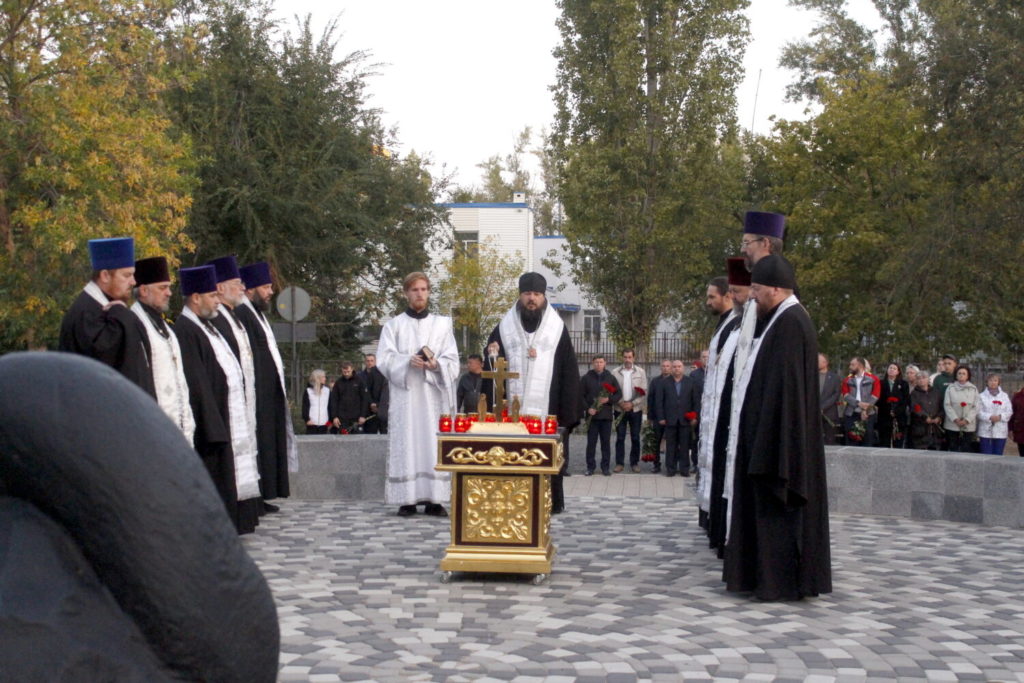 Духовенство Волгодонской епархии приняло участие в траурных мероприятиях на месте теракта в Волгодонске в 26-ю годовщину трагедии