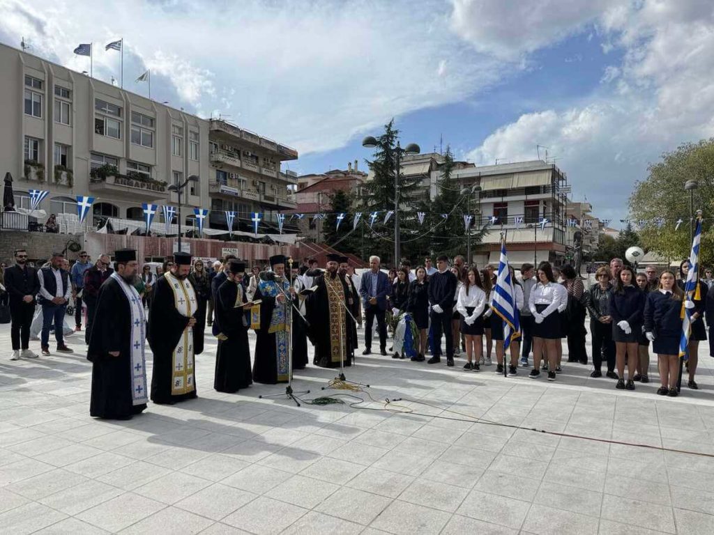 Επιμνημόσυνη δέηση στο Μνημείο Ηρώων Φαρσάλων από τον Μητροπολίτη Θεσσαλιώτιδος Τιμόθεο