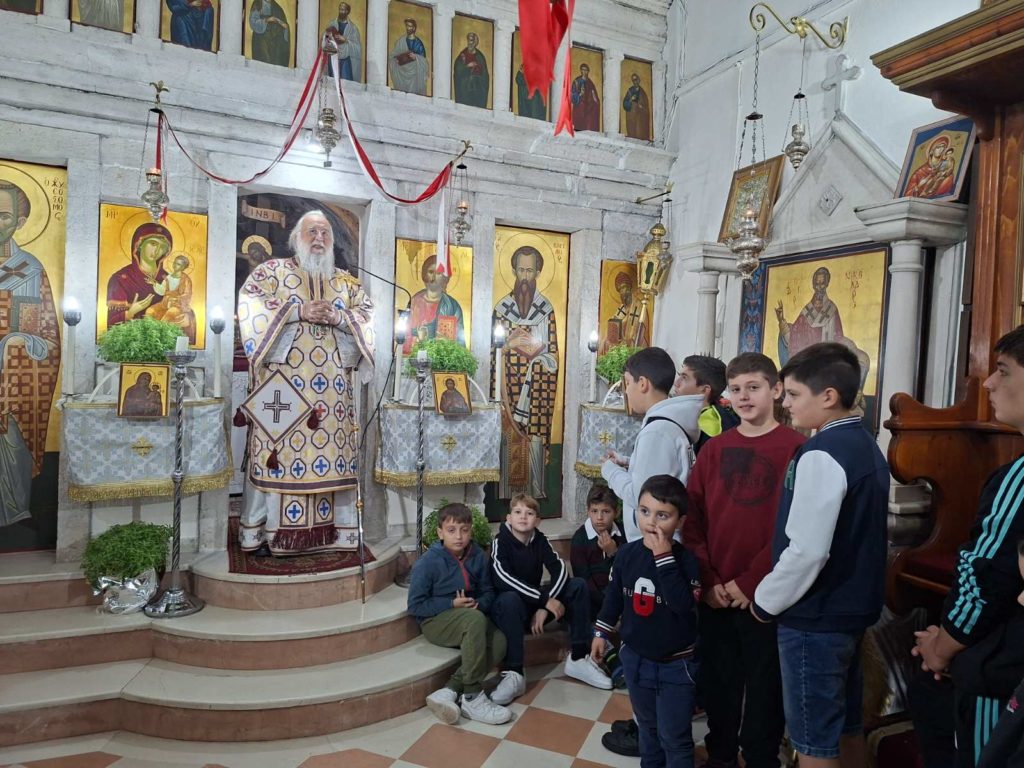 Ο Μητροπολίτης Κερκύρας τέλεσε Θεία Λειτουργία για τα παιδιά των κατασκηνώσεων