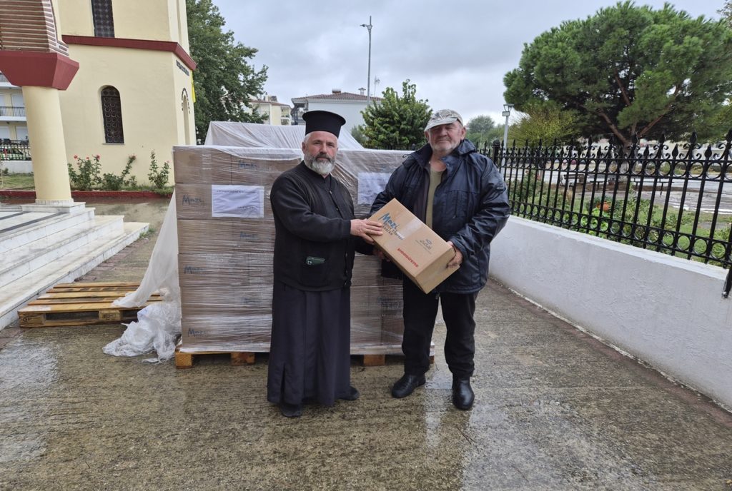 Διανομή δεμάτων – τροφίμων από την Ιερά Μητρόπολη Μαρωνείας