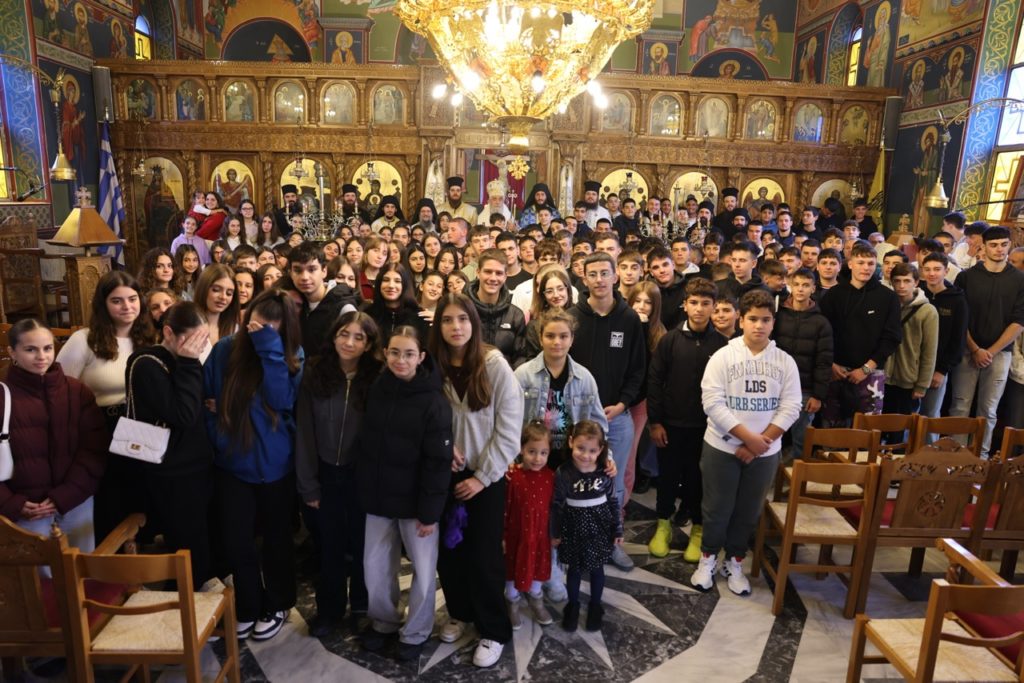 Προσήλθαν 200 έφηβοι στην Θεία Λειτουργία με τον Φωκίδος Θεόκτιστο