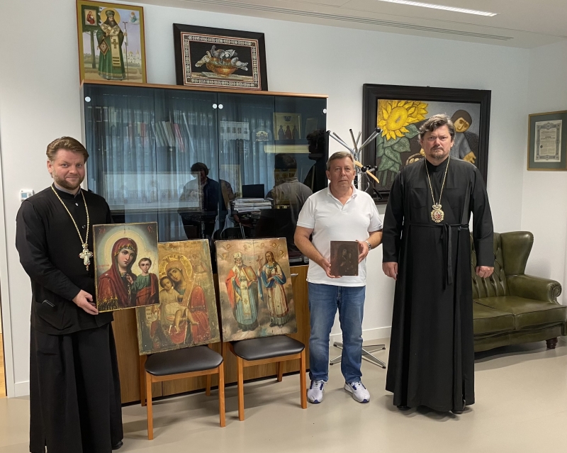 Генеральный консул России в Марселе передал Корсунской епархии старинные русские иконы
