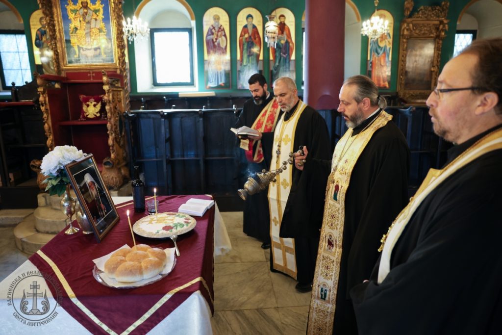 Трисагий за Негово Светейшество приснопаметния Български патриарх и Софийски митрополит Неофит в храм „Св. Атанасий“ – Варна
