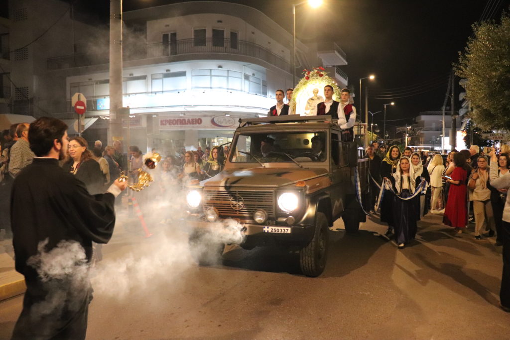 Λαοθάλασσα πιστών στη λιτάνευση της Ιεράς Εικόνος του Αγίου Δημητρίου στον ομώνυμο Δήμο της Αττικής