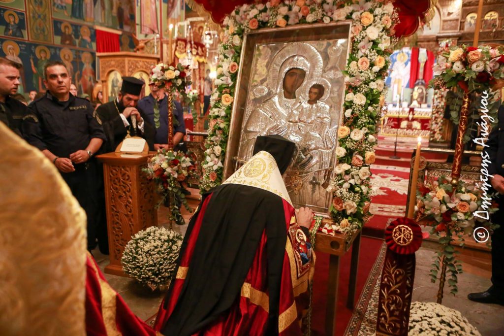 Η Λαμία υποκλίθηκε ευλαβικά  στην Παναγία την Αντίνιτσα