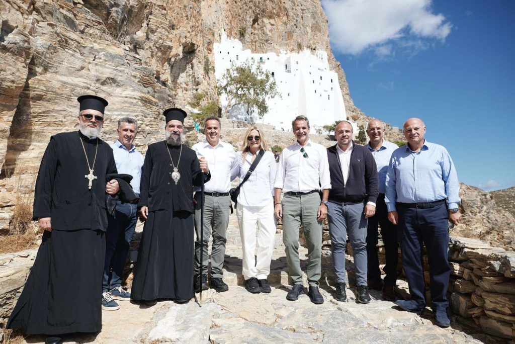 Επίσκεψη Μητροπολίτη Θήρας και Πρωθυπουργού Κυριάκου Μητσοτάκη στην Ιερά Μονή Παναγίας Χοζοβιωτίσσης στην Αμοργό