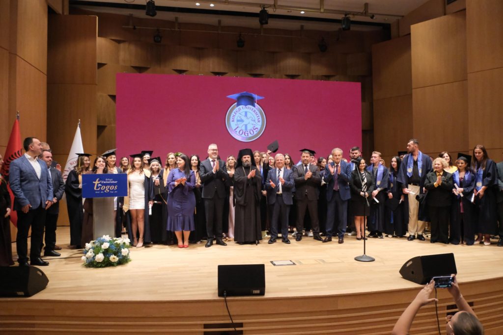 Ceremonia e doplomimit të studentëve ku LOGOS
