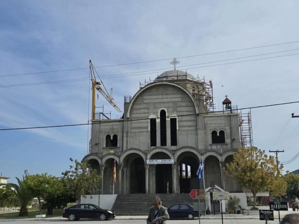 Ο Ιερισσού Θεόκλητος στον υπό ανέγερση Ι.Ν. Αγίου Αυξεντίου στο Σταυρό Θεσσαλονίκης