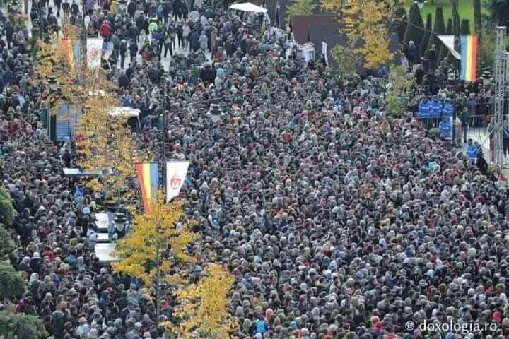 Χιλιάδες πιστοί προσκυνούν την Αγία Παρασκευή την Επιβατινή στο Ιάσιο της Ρουμανίας