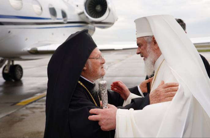 البطريرك المسكوني برثلماوس عند وصوله للمشاركة في احتفالات ذكرى من