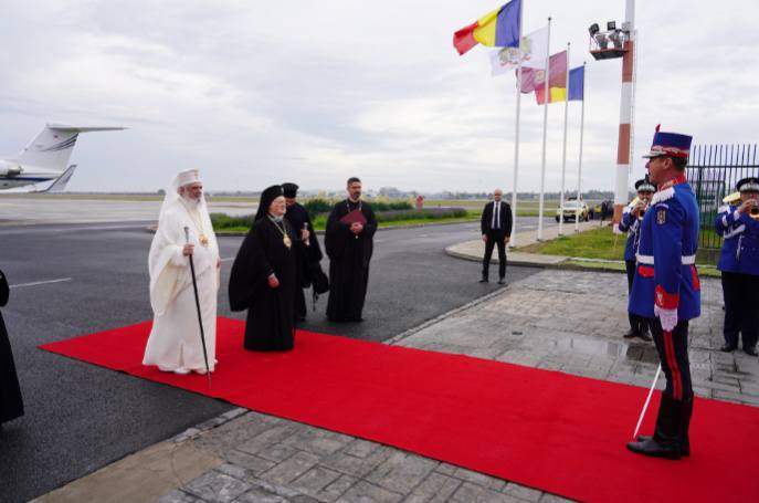 البطريرك المسكوني برثلماوس عند وصوله للمشاركة في احتفالات ذكرى من