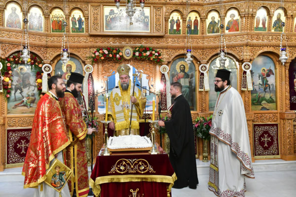 Σερρών Θεολόγος: «Στα σπίτια μας η ελληνική Σημαία, στις καρδιές μας πάντοτε η Πατρίδα!»