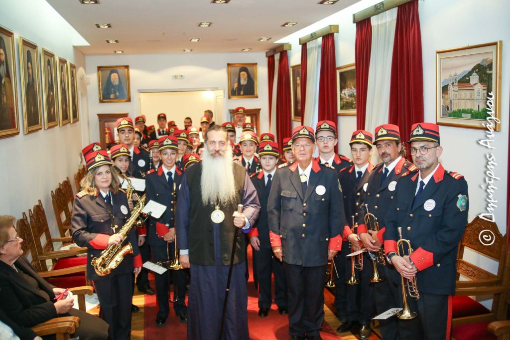 Λαοθάλασσα ευχών και αγάπης στο Επισκοπείο της Λαμίας