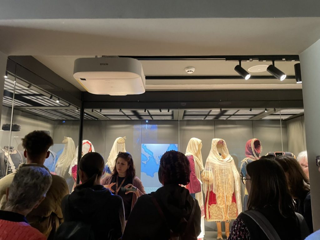 Οι ωφελούμενοι του Πολυχώρου «Λέλα Καραγιάννη» και του «Κέντρου για Πρόσφυγες και Μετανάστες» στο Μουσείο Νεότερου Ελληνικού Πολιτισμού