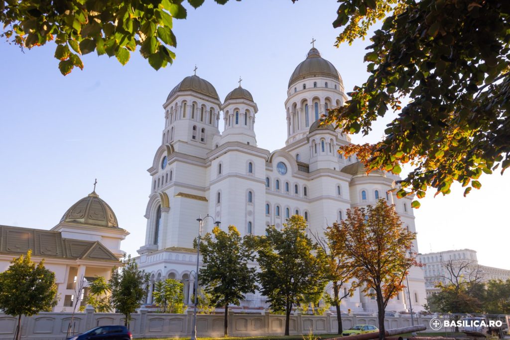 Εθνικός Καθεδρικός στο Βουκουρέστι: Οι στοές, η πλατεία, οι τρούλοι, οι χάλκινες θύρες, οι καμπάνες, τα βιτρώ και τα ψηφιδωτά