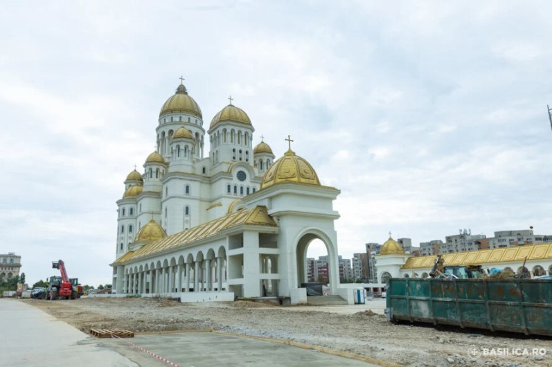 Εθνικός Καθεδρικός στο Βουκουρέστι: Οι στοές, η πλατεία και οι τρούλοι