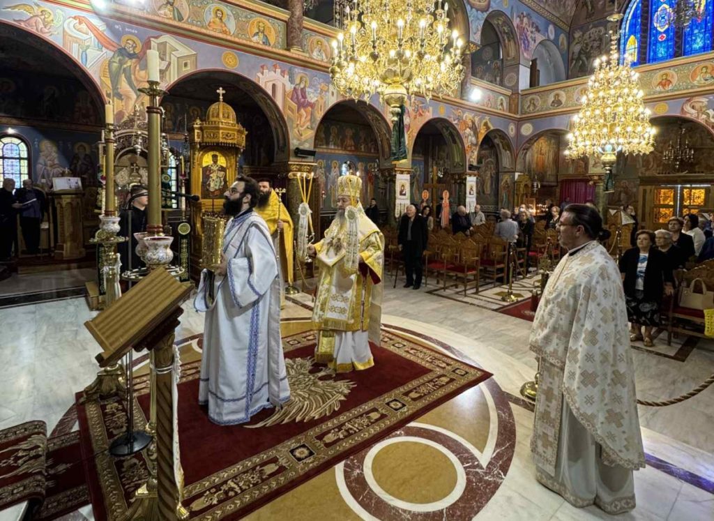 Ο Λευκάδος Θεόφιλος στον Ιερό Ναό Αγίων Κωνσταντίνου και Ελένης Μοσχάτου την Κυριακή των Αγίων Πατέρων