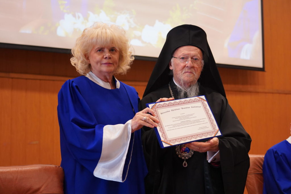 Οικουμενικός Πατριάρχης: Ο διάλογος είναι πράξη ελπίδας – Αναγορεύτηκε Επίτιμος Διδάκτορας του Χριστιανικού Πανεπιστημίου Dimitrie Cantemir