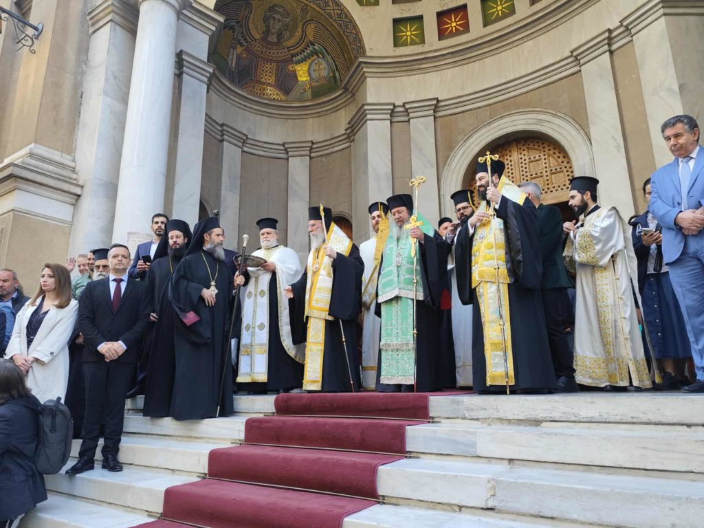 Ευλαβική προσευχή για τον Πολιούχο Αθηνών, Άγιο Διονύσιο τον Αρεοπαγίτη, στον ομώνυμο ναό του Κολωνακίου