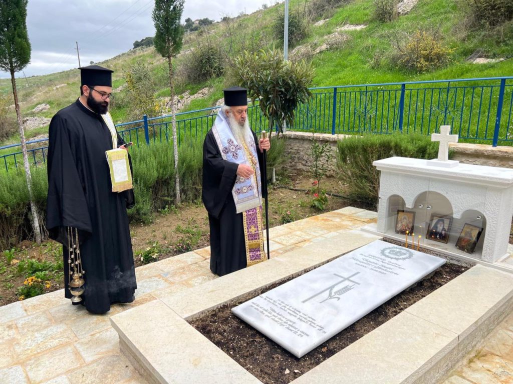 Ο Αργυροκάστρου Ναθαναήλ τέλεσε Τρισάγιο στον τάφο του μακαριστού προκατόχου του κυρού Δημητρίου