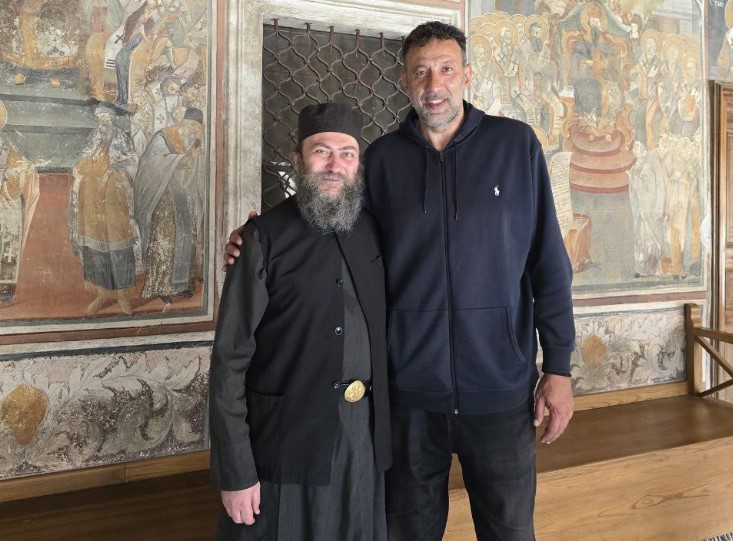 Στη Μονή Χιλανδαρίου ο θρύλος του σερβικού μπάσκετ Βλάντε Ντίβατς