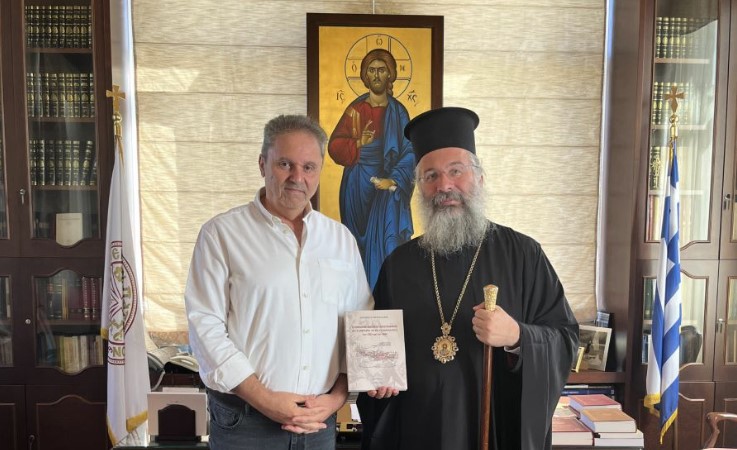 Παρουσιάστηκε στον Μητροπολίτη Ρεθύμνης το νέο βιβλίο του Αντωνίου Τσουρδαλάκη για τις Επαναστάσεις του 1821 και του 1866