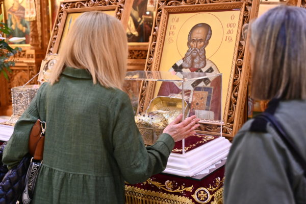 Συνεχίζεται η προσκύνηση της Τιμίας Κάρας του Αγίου Γρηγορίου του Θεολόγου