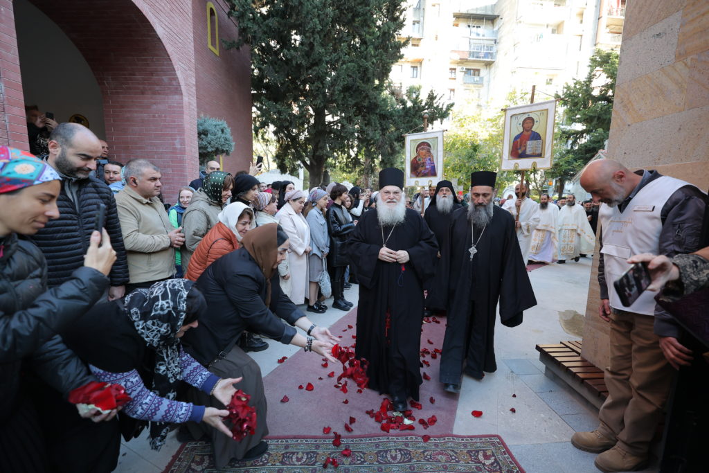 Πλήθος Γεωργιανών υποδέχθηκε τον Γέροντα Εφραίμ Βατοπαιδινό στην Τιφλίδα (ΒΙΝΤΕΟ – ΦΩΤΟ)
