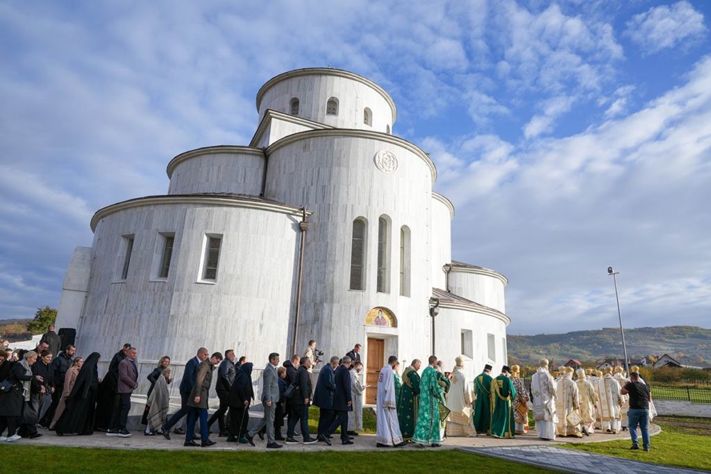 Патријарх Порфирије освештао храм Светог Саве у Дежеви