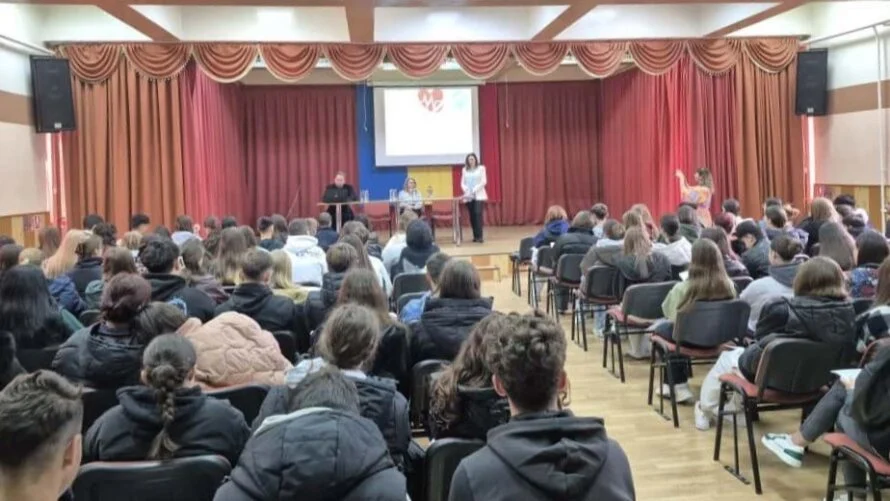 Peste 500 de tineri au participat la programul educațional despre viață sănătoasă al Arhiepiscopiei Romanului și Bacăului