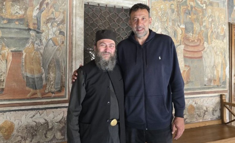 Στη Μονή Χιλανδαρίου ο θρύλος του σερβικού μπάσκετ Βλάντε Ντίβατς