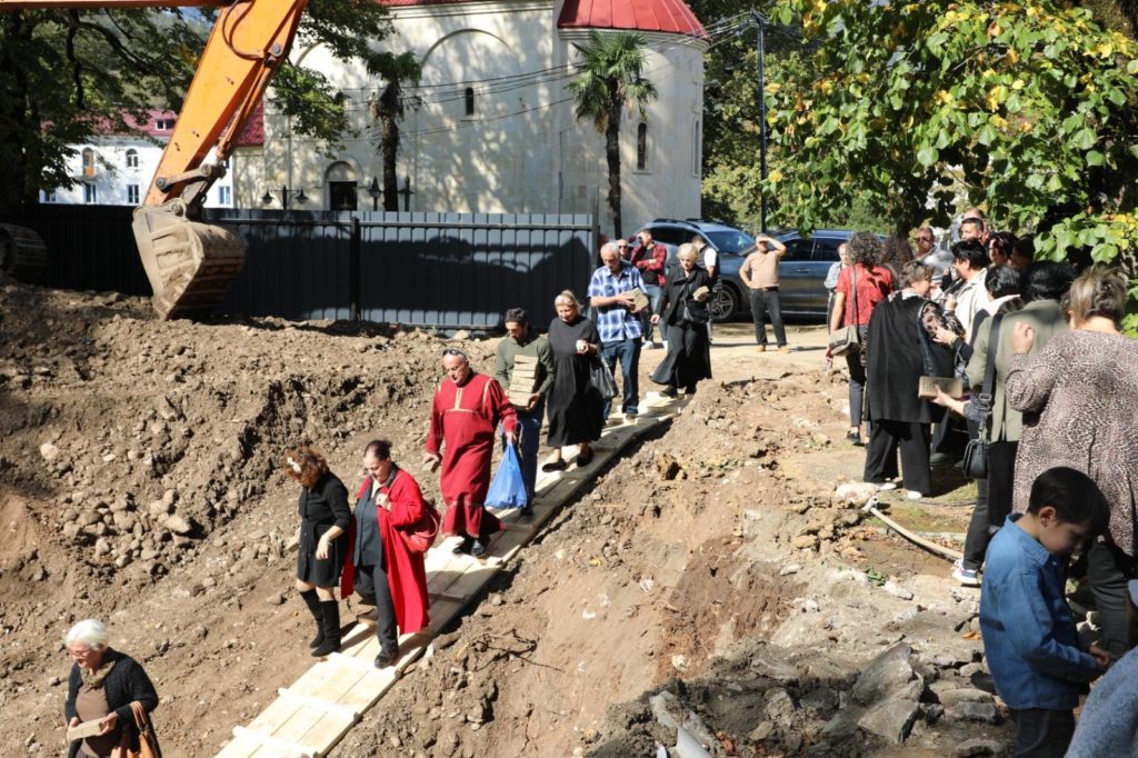ტყიბულისა და თერჯოლის მიტროპოლიტმა გიორგიმ ახალი საკათედრო ტაძრის საძირკველი აკურთხა