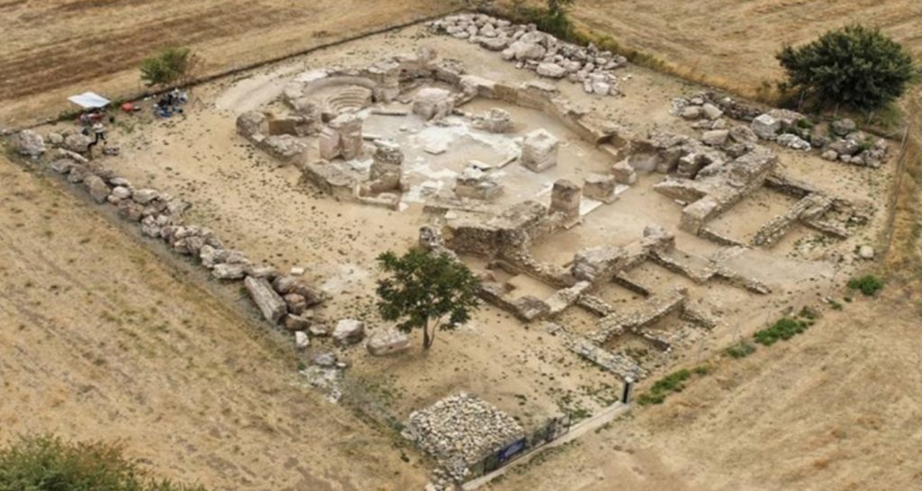 Αποκαθίσταται και αναδεικνύεται ο περίκεντρος ναός, στη Μαξιμιανούπολη