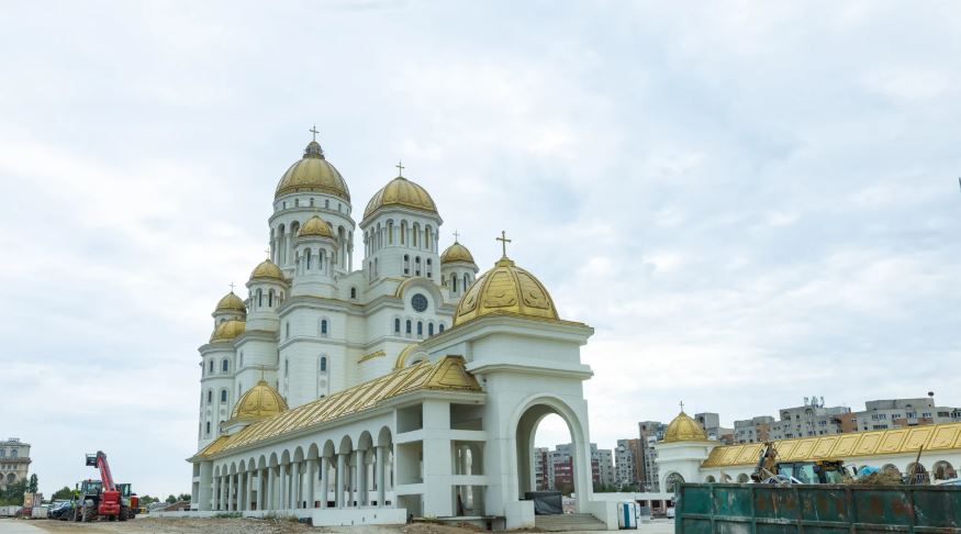 La ce să fii atent înainte de a intra în Catedrala Națională: Porticurile, piațeta și turlele (pdf)