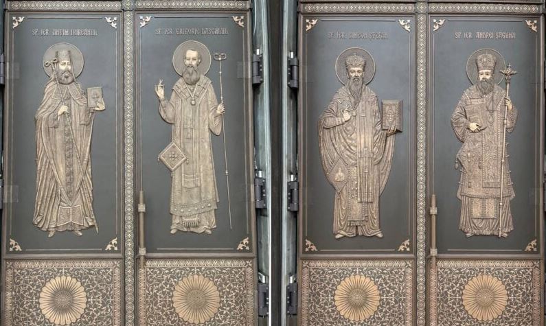 Ușile din bronz ale Catedralei Naționale: Peste 50 de sfinți reprezentați (PDF)