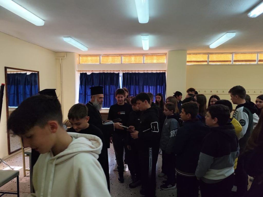 Ο Μητροπολίτης Θεσσαλιώτιδος κοντά στους μαθητές: Πνευματική καθοδήγηση και δώρο της Καινής Διαθήκης